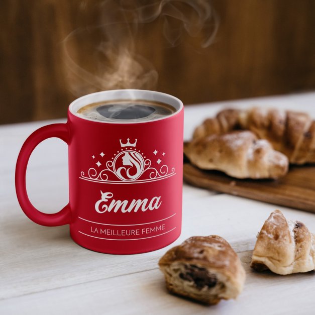 Tasse rouge en céramique fond blanc avec personnalisation pour elle journée de la femme