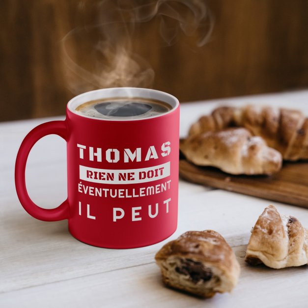 Tasse rouge en céramique fond blanc avec personnalisation pour lui retraité salarié