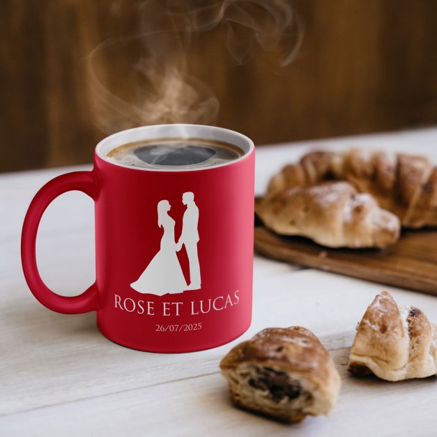 Tasse rouge en céramique fond blanc avec personnalisation pour couple mariage anniversaire