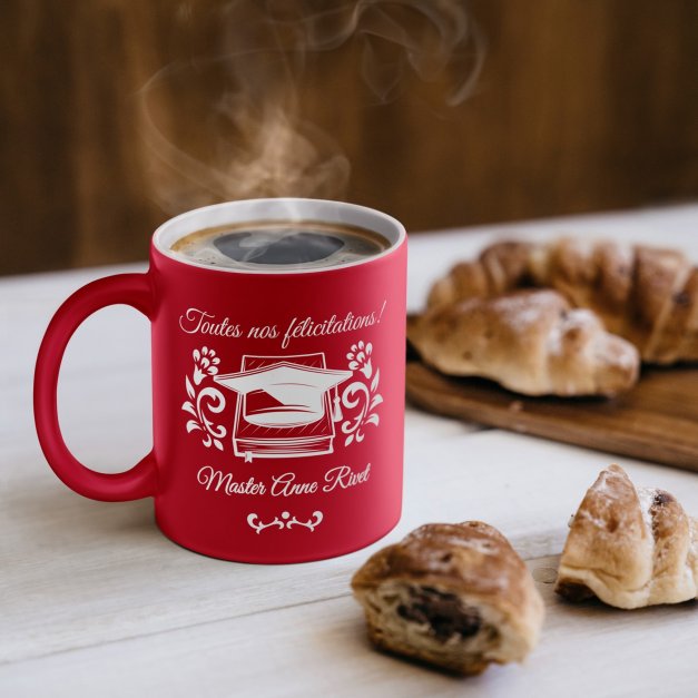 Tasse rouge en céramique fond blanc avec personnalisation pour lui étudiant master