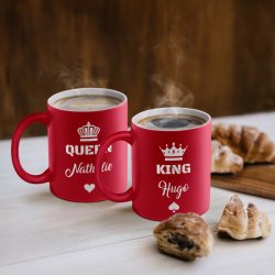 Set de 2 tasses rouges en céramique fond blanc avec personnalisation pour femme mari reine et roi mariage