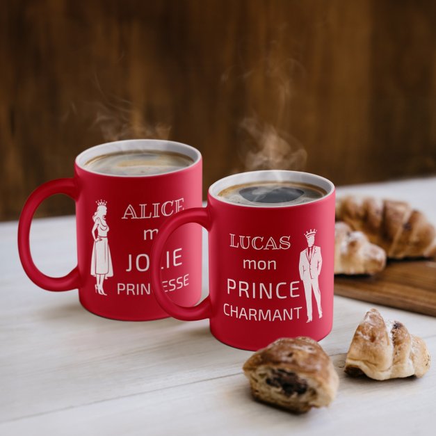 Set de 2 tasses rouges en céramique fond blanc avec personnalisation pour mari et femme conte de fées mariage
