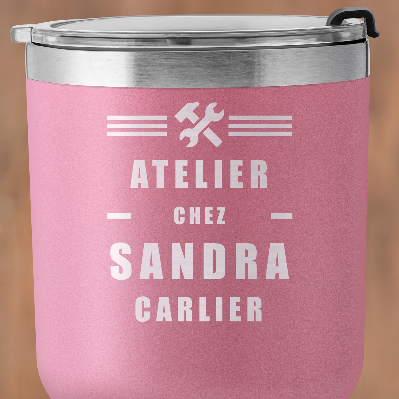 Mug isotherme rose avec gravure pour l'anniversaire d'une bricoleuse