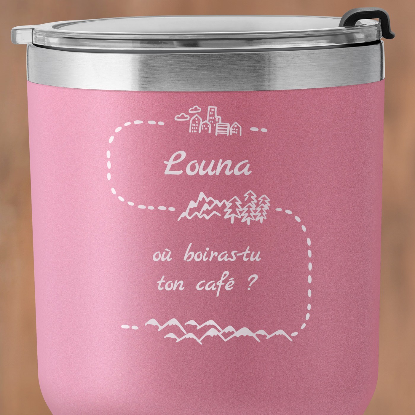 Mug isotherme rose avec gravure pour une fan d'aventures