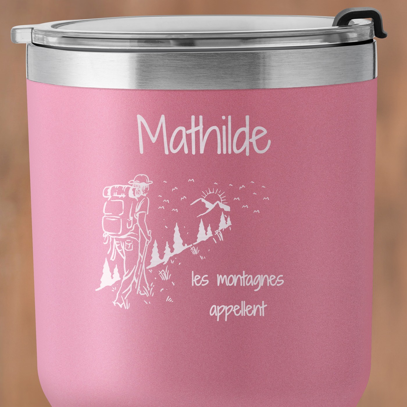 Mug isotherme rose avec gravure pour une fan des montagnes