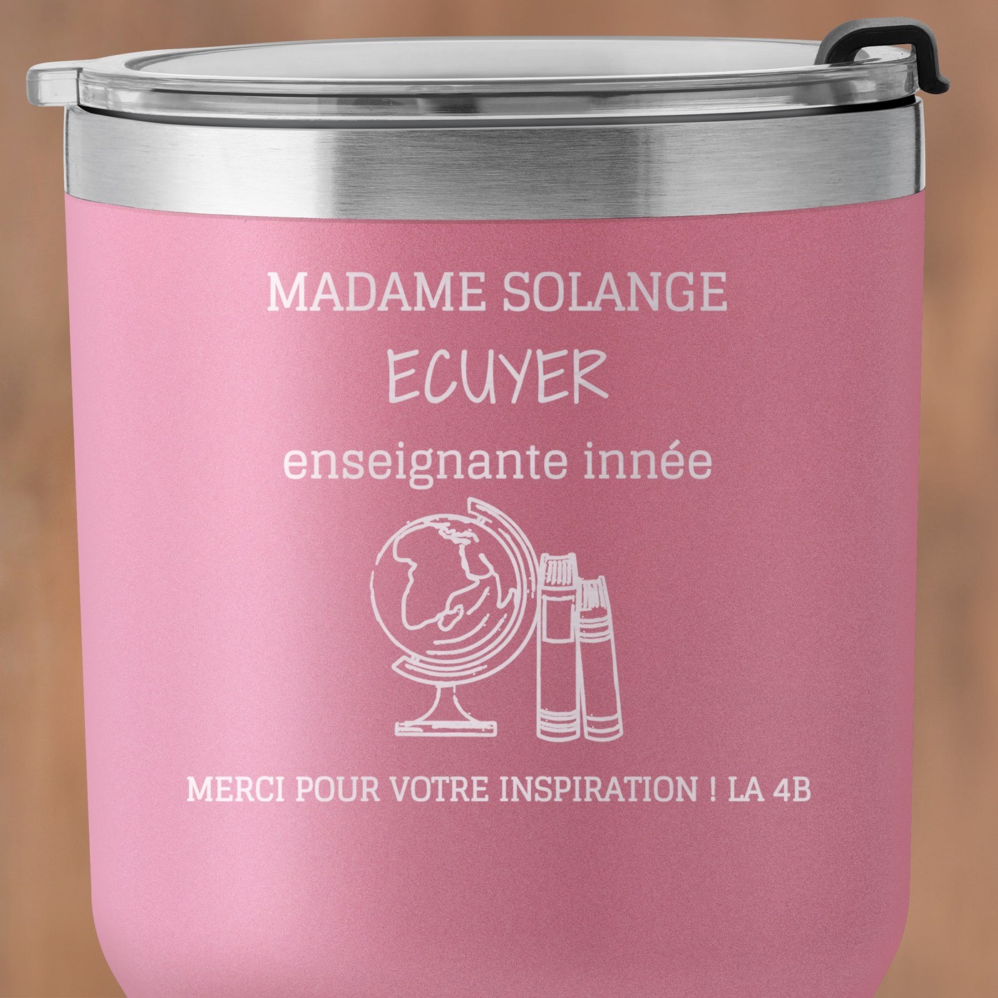 Mug isotherme rose personnalisé pour une enseignante