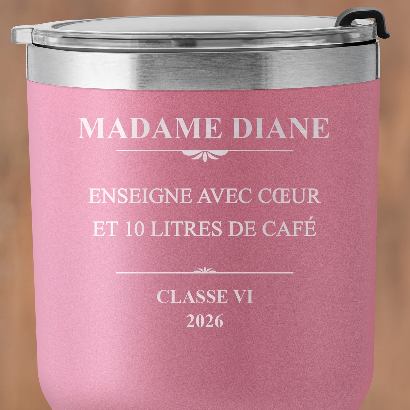 Mug isotherme rose personnalisé pour une enseignante pour la fin de l'année