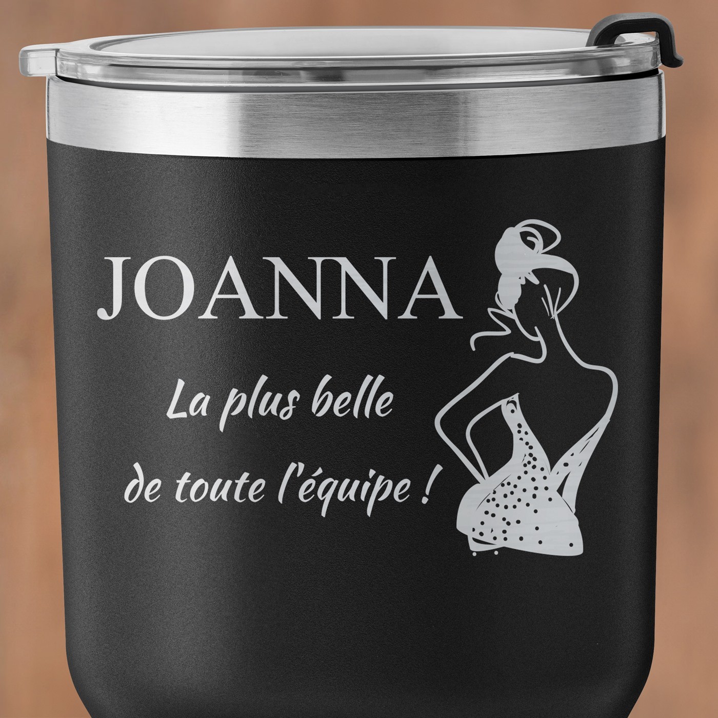 Mug isotherme noir personnalisé pour l'anniversaire d'une collègue