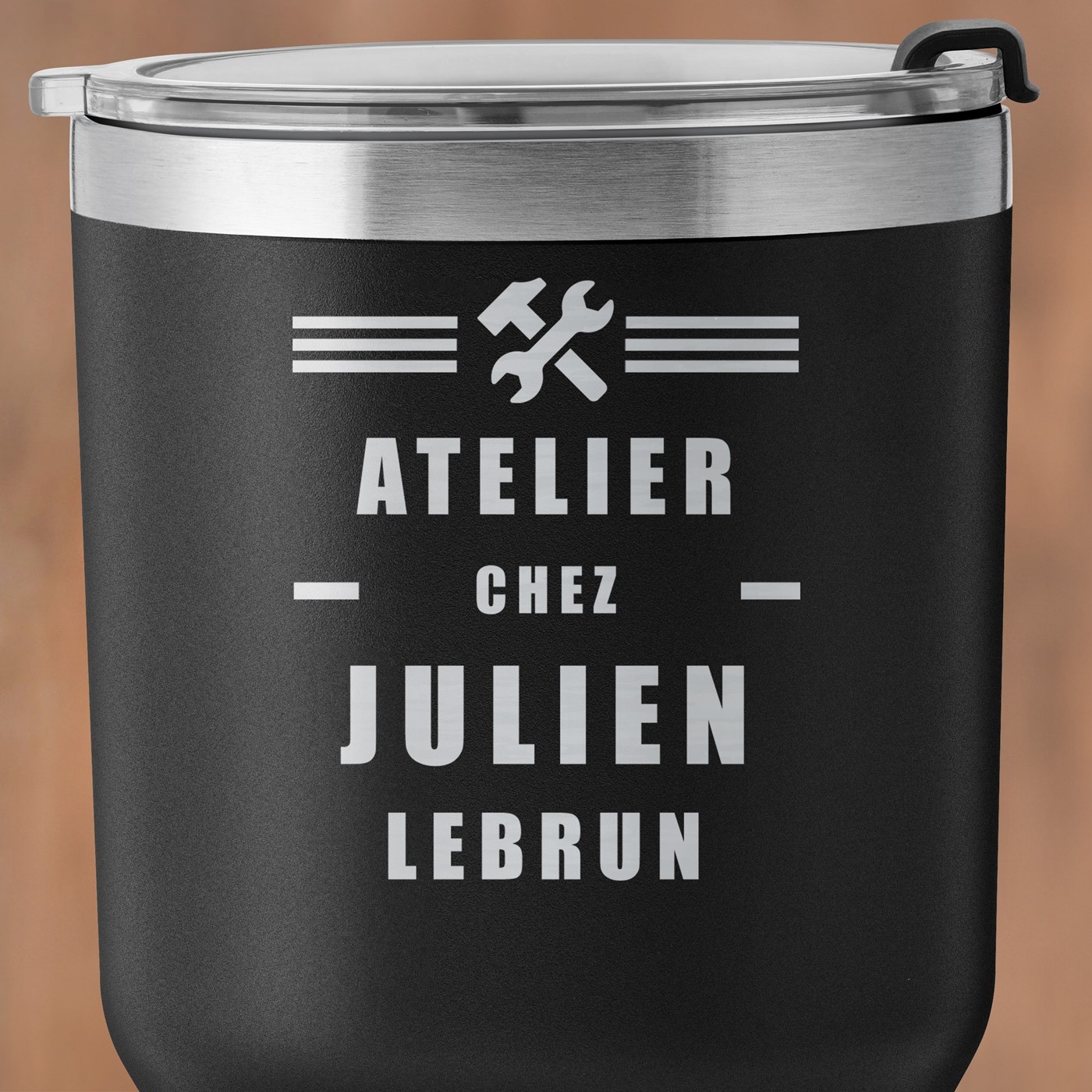 Mug isotherme noir avec gravure pour l'anniversaire d'un bricoleur