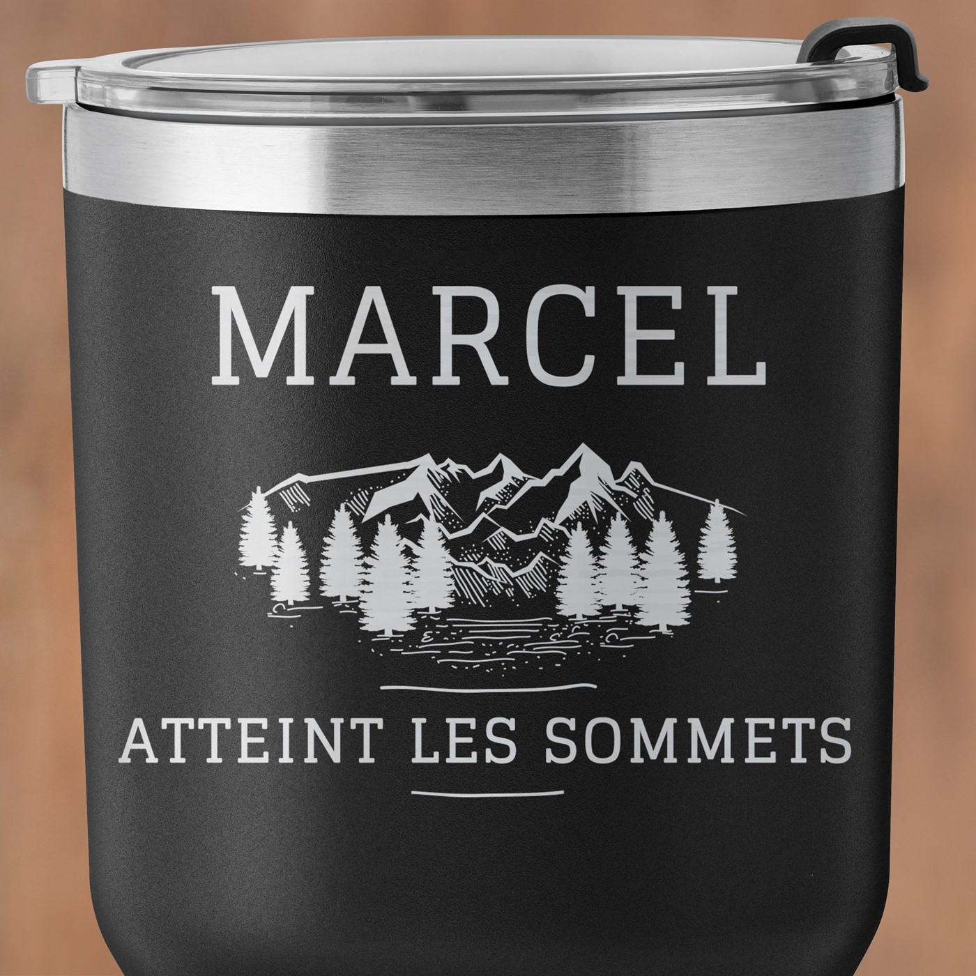 Mug isotherme noir personnalisé pour l'anniversaire d'un fan de montagnes