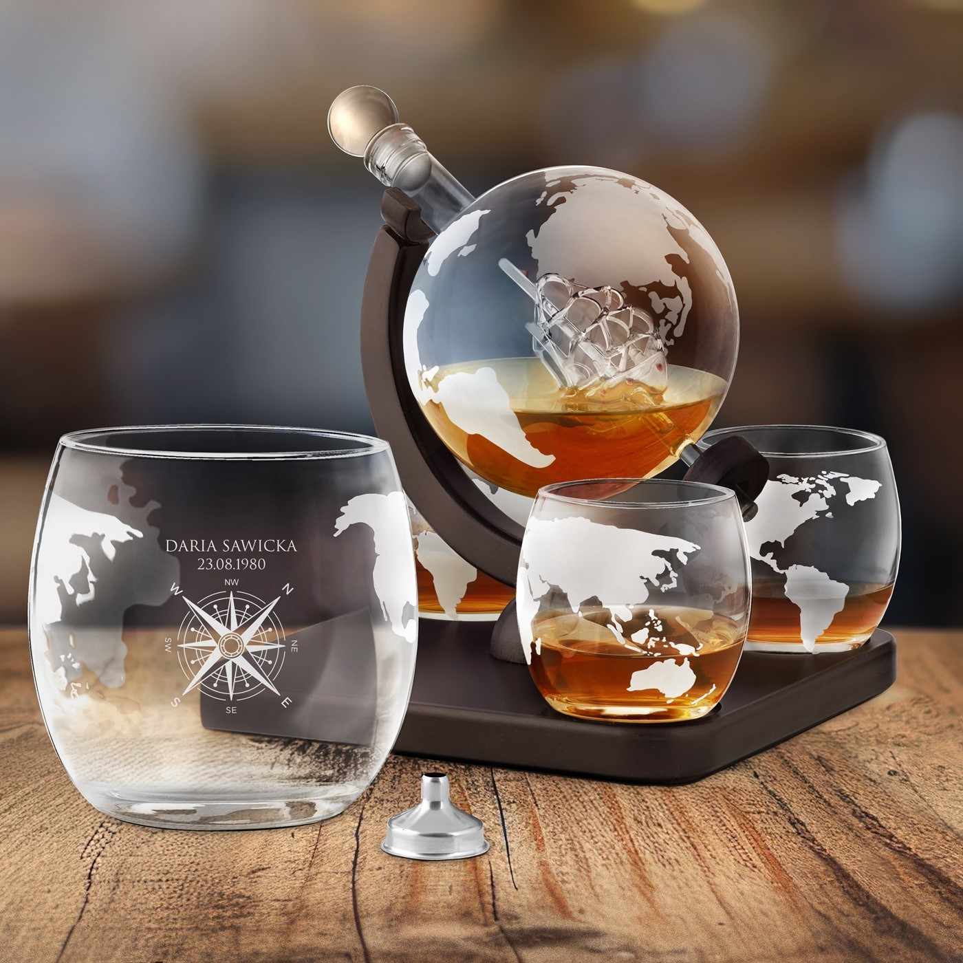 Carafe à whisky Globe avec bateau avec gravure sur 4 verres pour l'anniversaire d'une amie