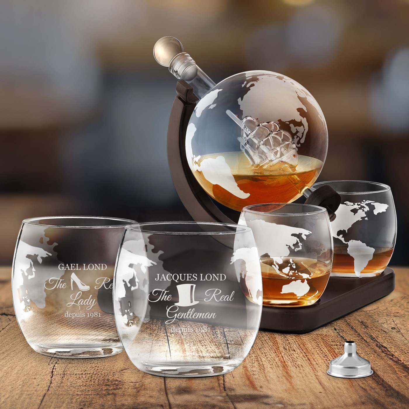 Carafe à whisky Globe avec bateau avec gravure sur 4 verres pour une dame et un gentleman
