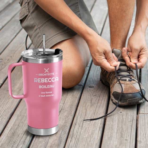 Mug thermique rose avec gravure pour l'anniversaire d'une architecte