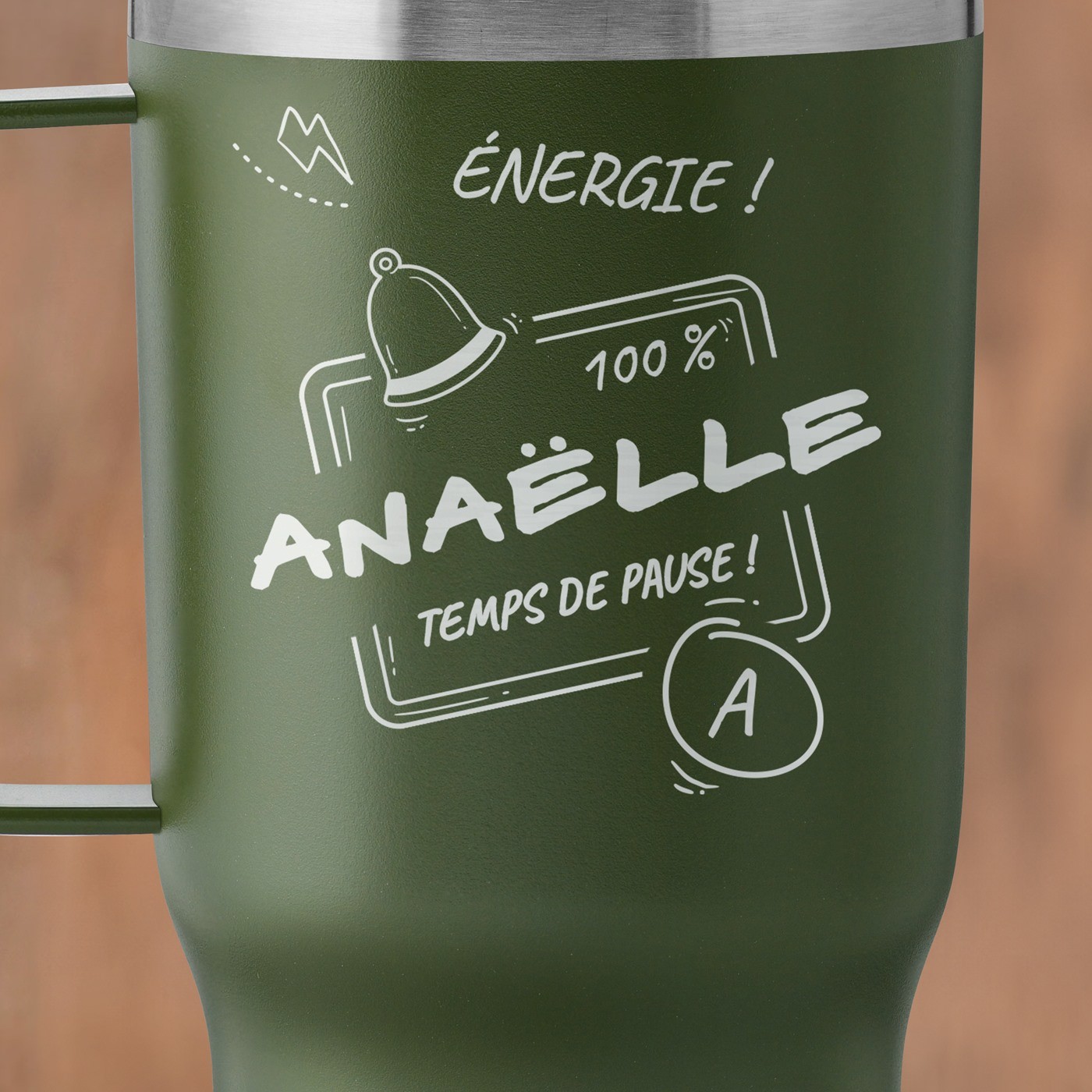 Mug de voyage vert avec gravure pour l'anniversaire d'une étudiante