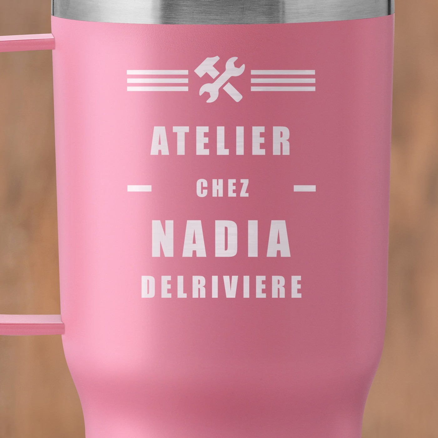 Mug thermique rose personnalisé pour une femme pour son anniversaire