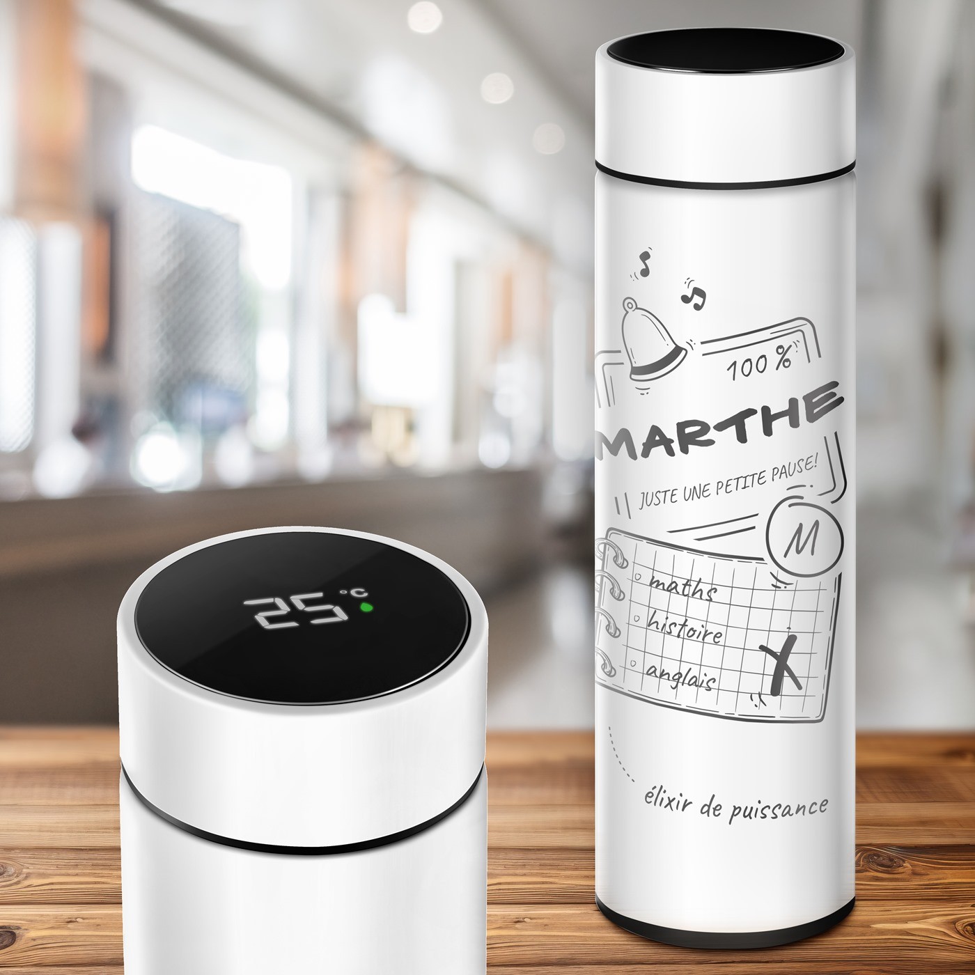 Bouteille isotherme blanche avec gravure avec un affichage LED pour l'anniversaire d'une étudiante