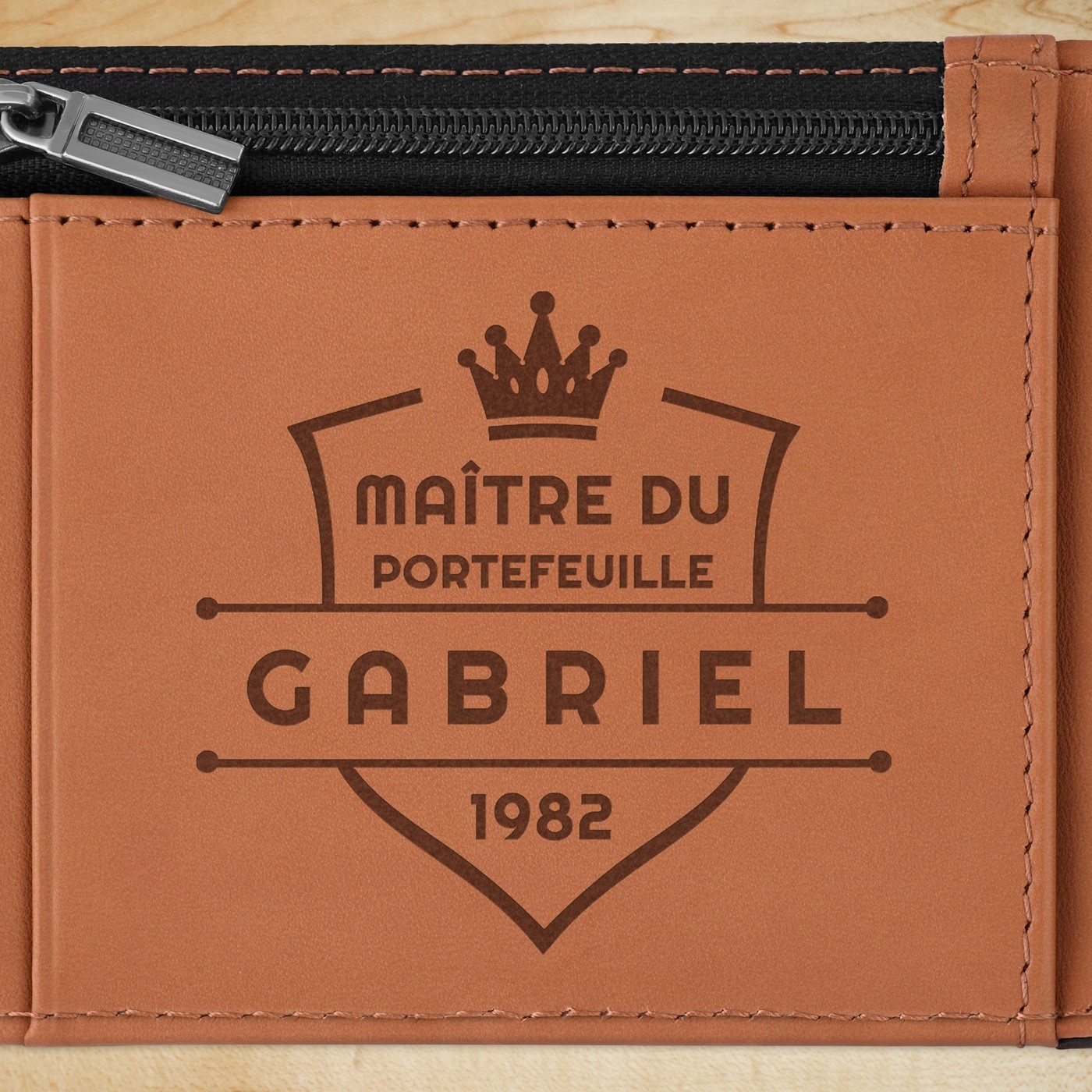 Portefeuille Slim en cuir noir lisse avec intérieur brun personnalisé pour un collègue pour une promotion de travail