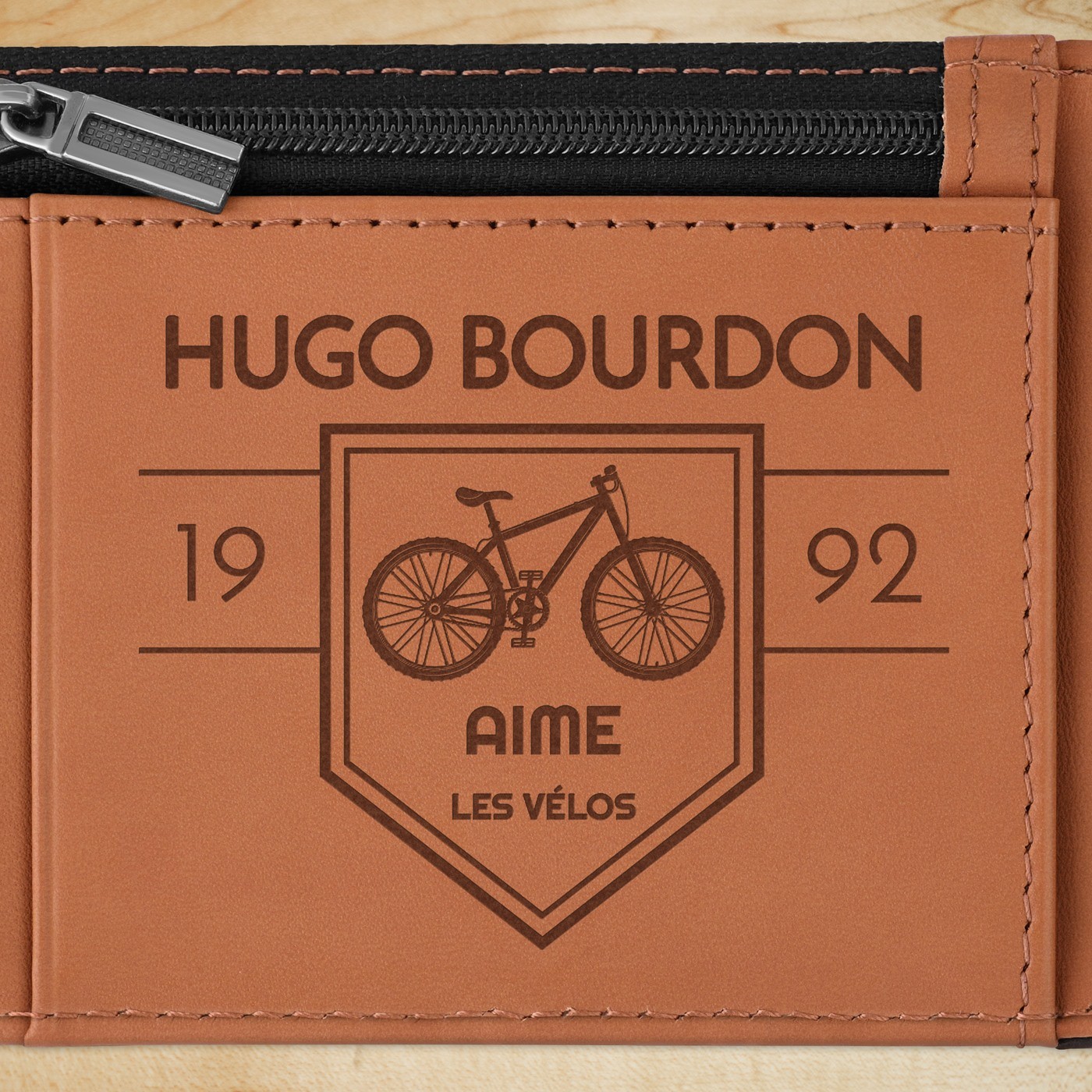 Portefeuille Slim en cuir noir lisse avec intérieur brun personnalisé pour un copain pour son anniversaire