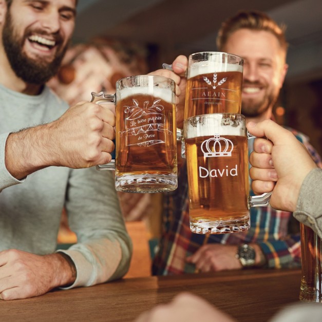 Verre à bière avec personnalisation pour l'enterrement de vie de garçon d'un copain