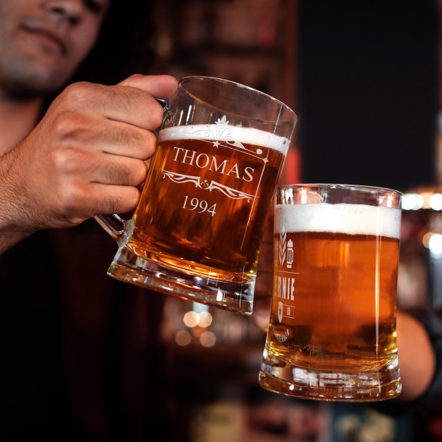 Chope en verre à bière avec gravure pour connaisseur