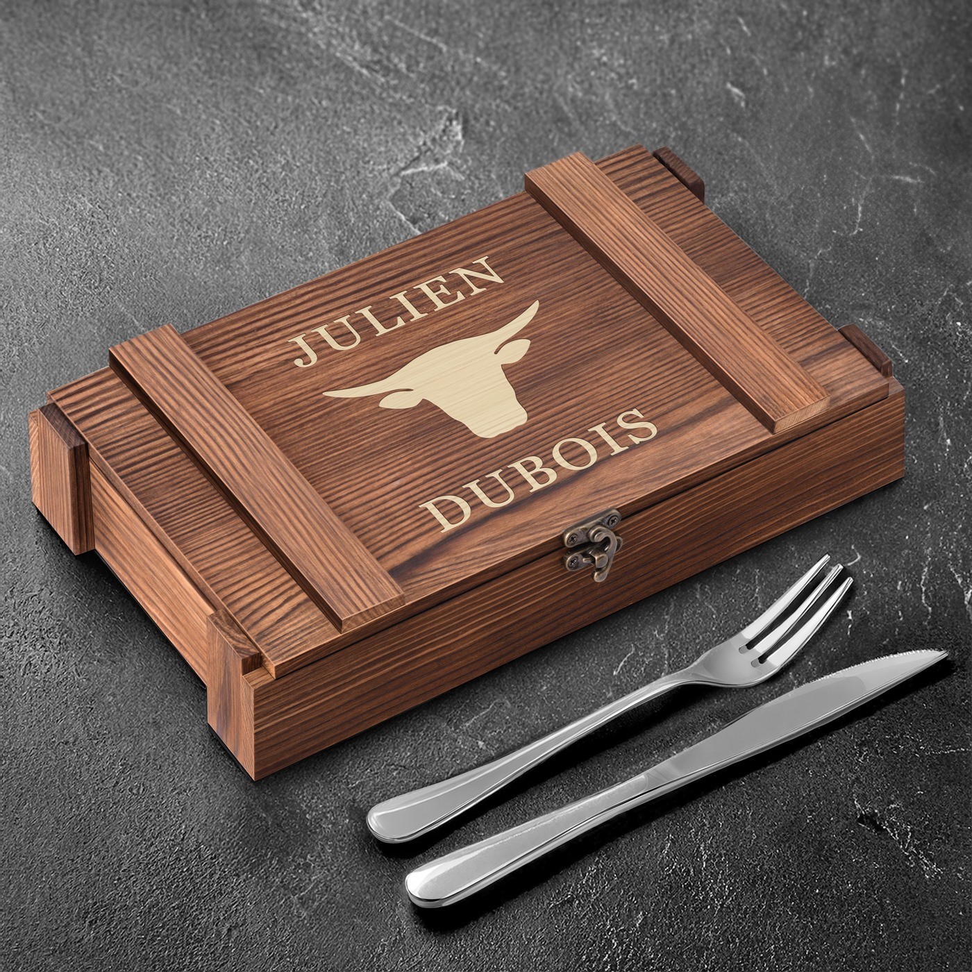 Couverts à steak pour 6 personnes dans un coffret en bois gravé pour homme