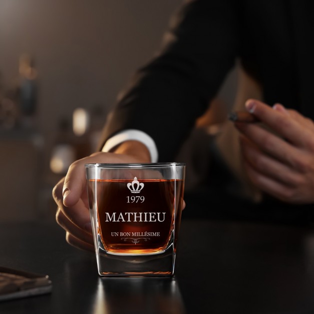 Verre à whisky avec gravure pour un bon millésime