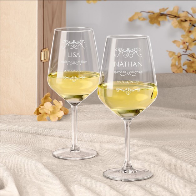 Set de 2 verres à vin gravés dans un élégant coffret personnalisé pour mariés