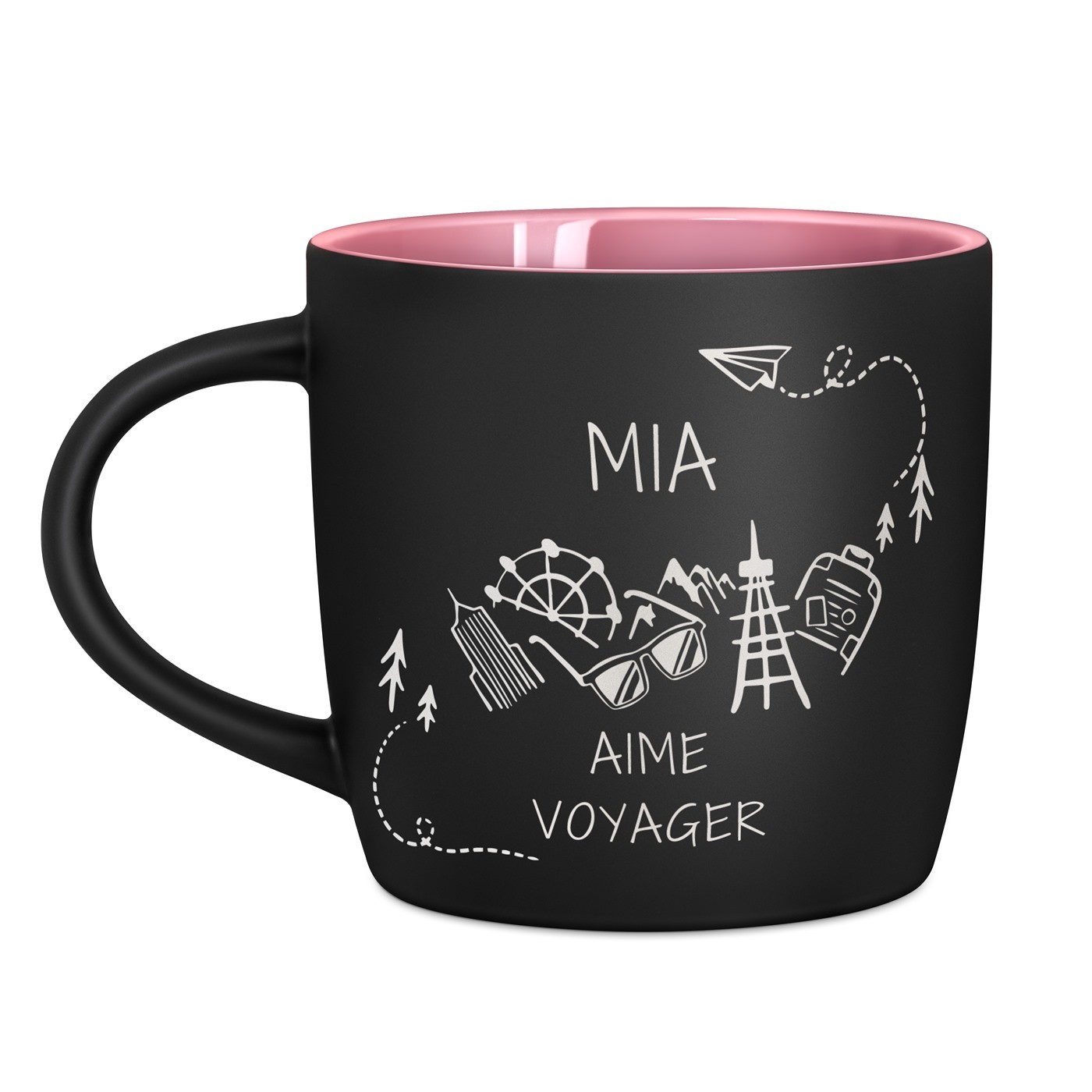 Tasse en céramique noire mate et fond rose avec gravure pour l'anniversaire d'une amie passionnée de voyage