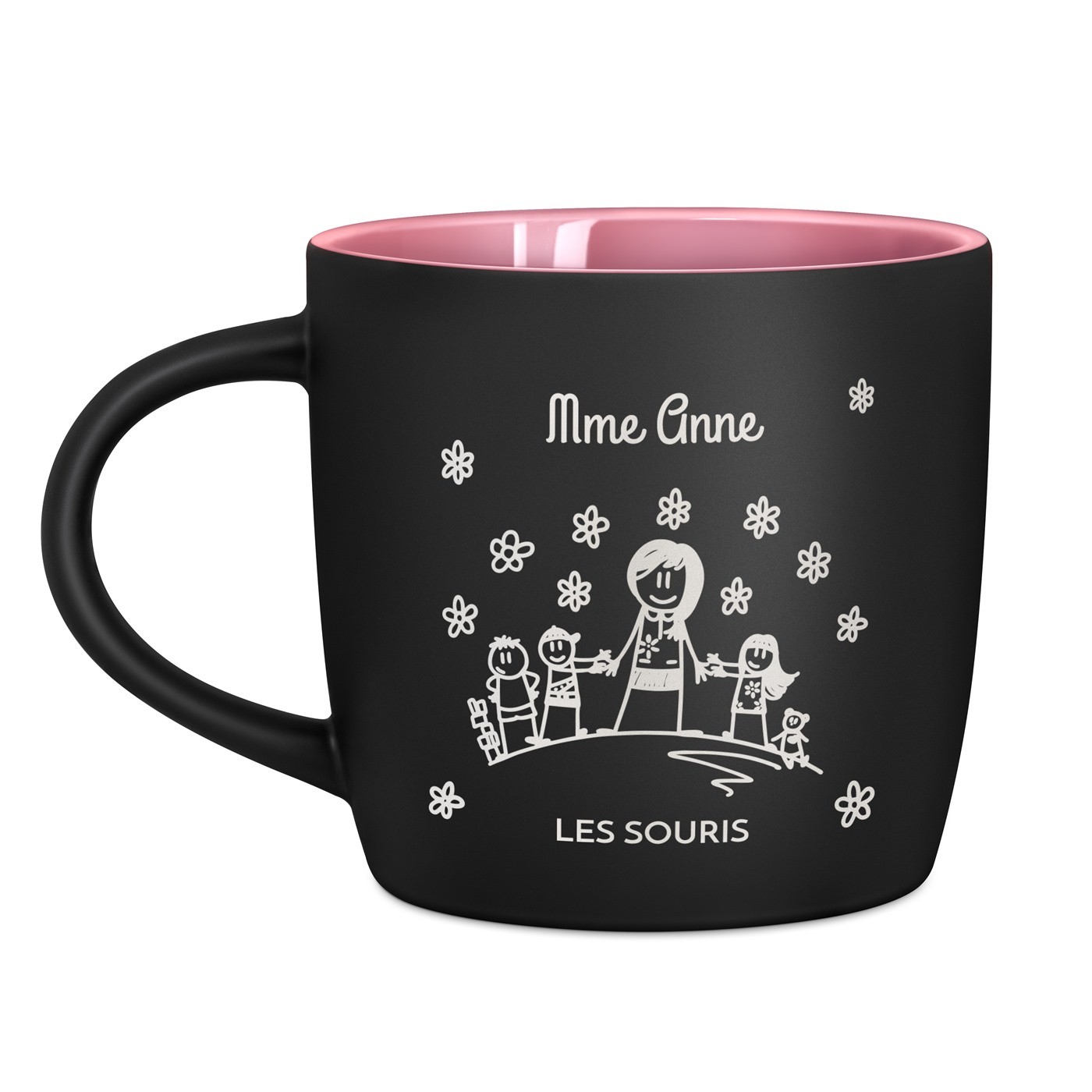 Tasse en céramique noire mate et fond rose avec gravure pour une institutrice de maternelle