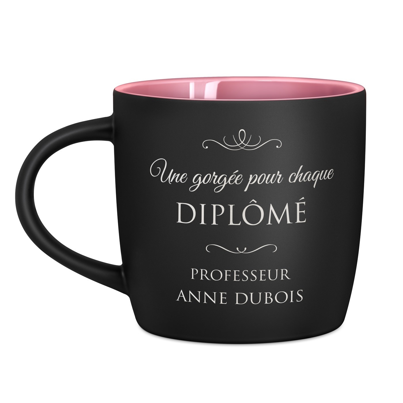 Tasse en céramique noire mate et fond rose avec gravure pour un professeur pour la fin de l'année