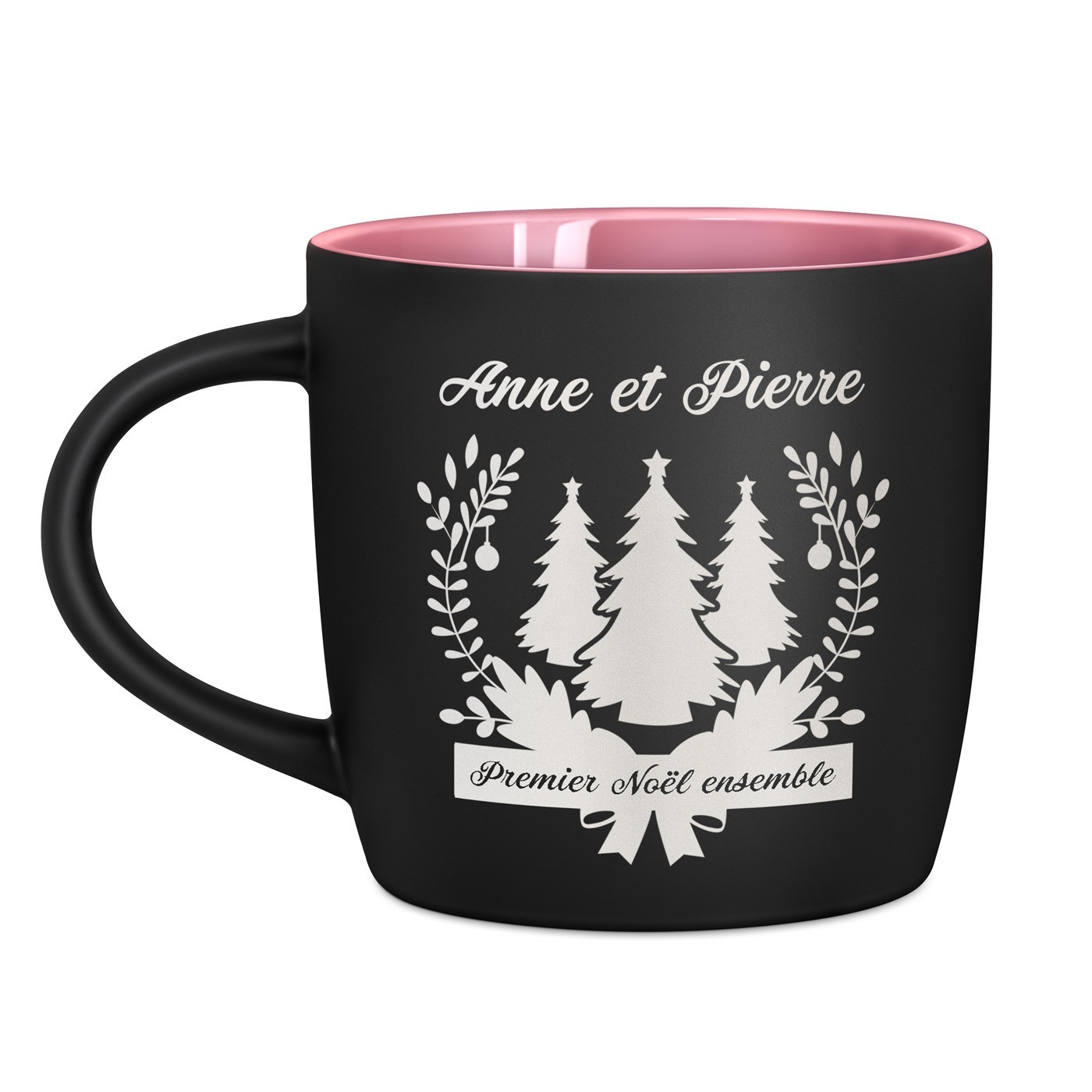 Tasse en céramique noire mate et fond rose avec personnalisation pour un couple pour leur premier Noël