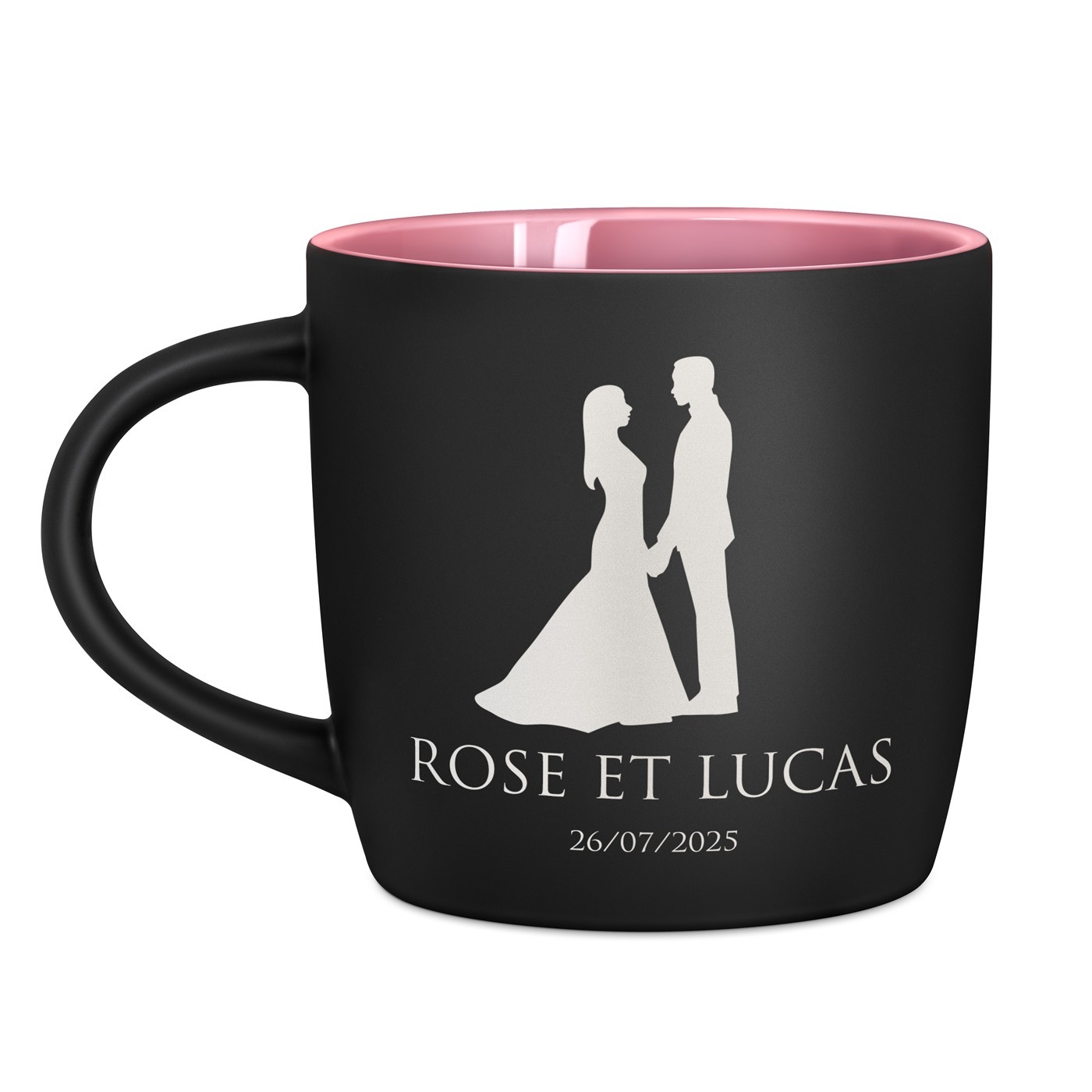 Tasse en céramique noire mate et fond rose avec gravure pour un couple pour mariage