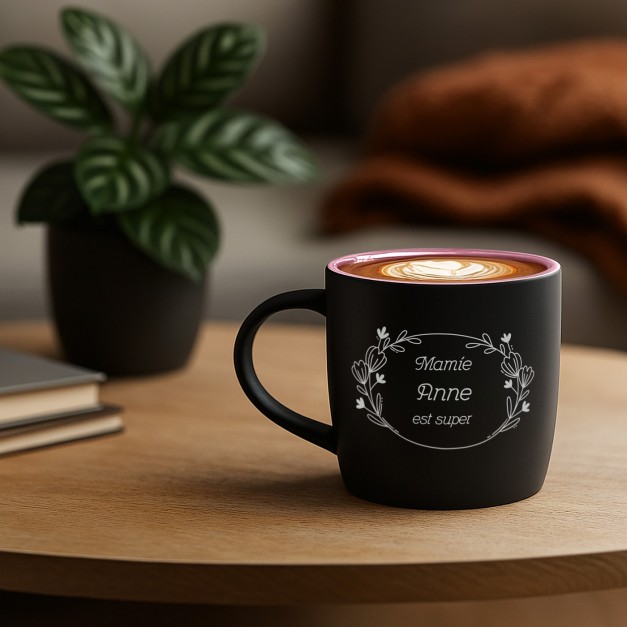 Tasse en céramique noire mate et fond rose avec personnalisation pour l'anniversaire d'une mamie