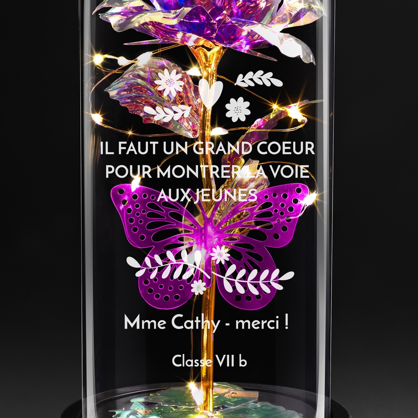 Rose éternelle violette sous cloche en verre avec gravure et lumière LED pour une prof