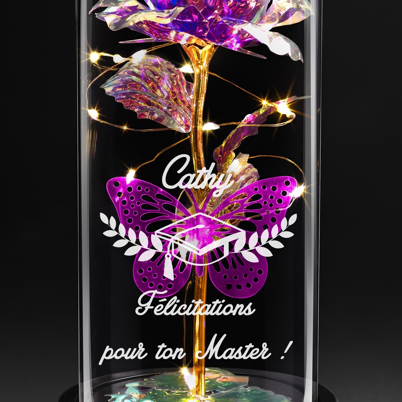 Rose éternelle violette sous cloche en verre avec gravure et lumière LED pour une diplômée