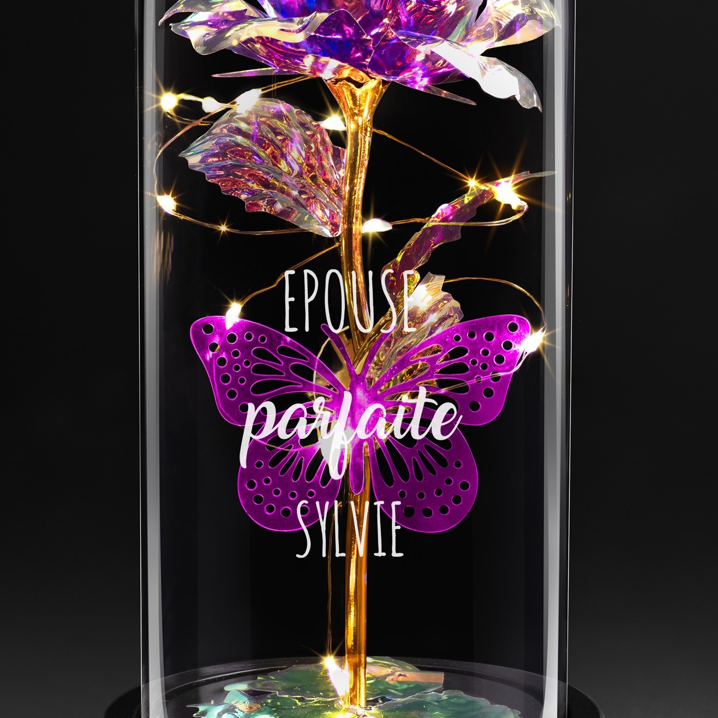 Rose éternelle violette sous cloche en verre avec gravure et lumière LED pour une épouse pour l'anniversaire de mariage
