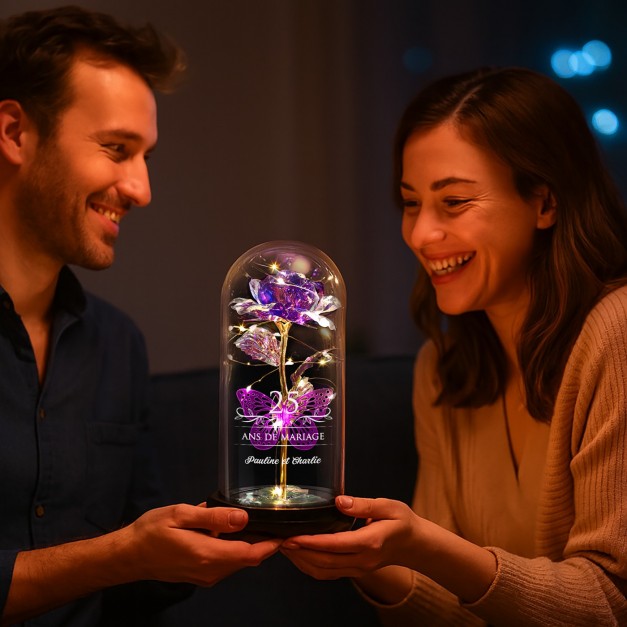 Rose éternelle violette sous cloche en verre avec gravure et lumière LED pour un couple pour 25 ans de mariage
