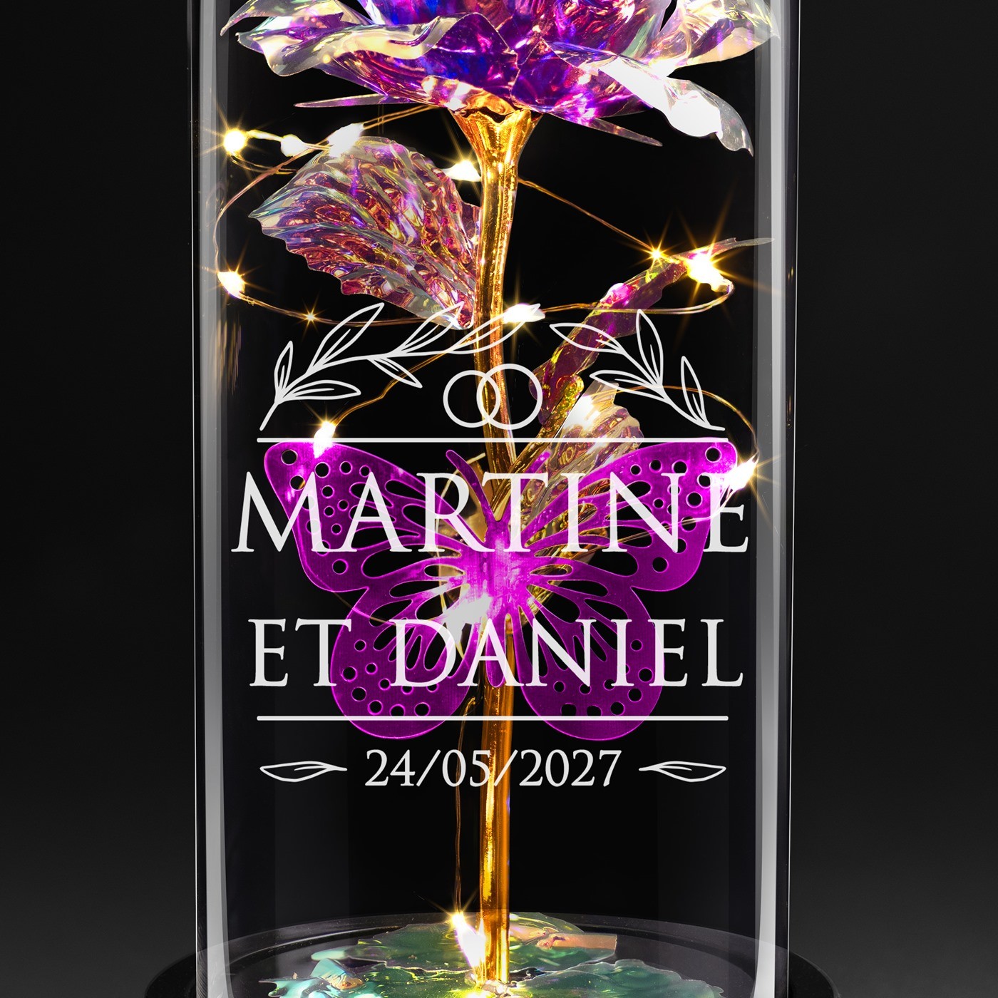 Rose éternelle violette personnalisée sous cloche en verre avec lumière LED pour un couple pour mariage