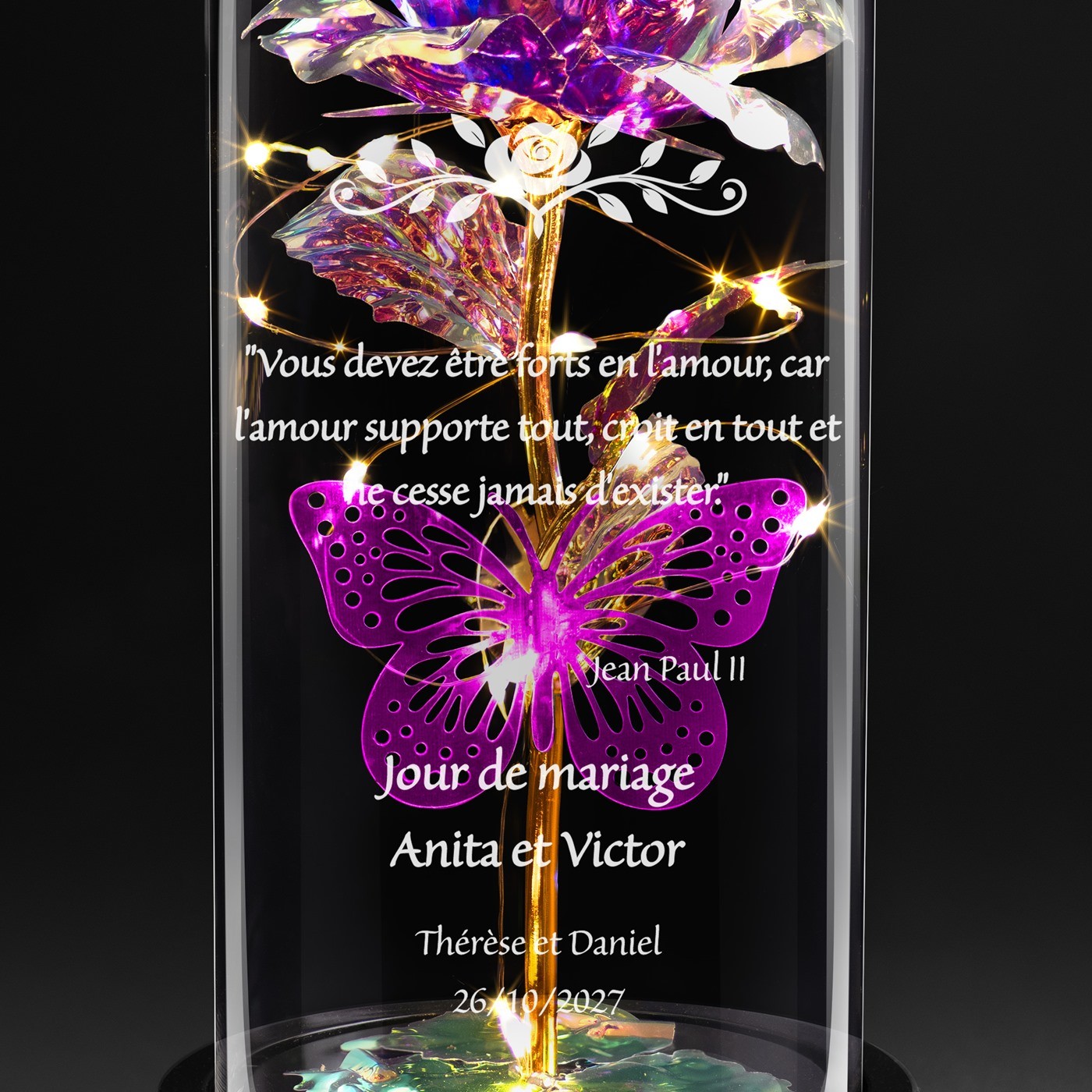 Rose éternelle violette sous cloche en verre avec gravure et lumière LED pour des jeunes mariés