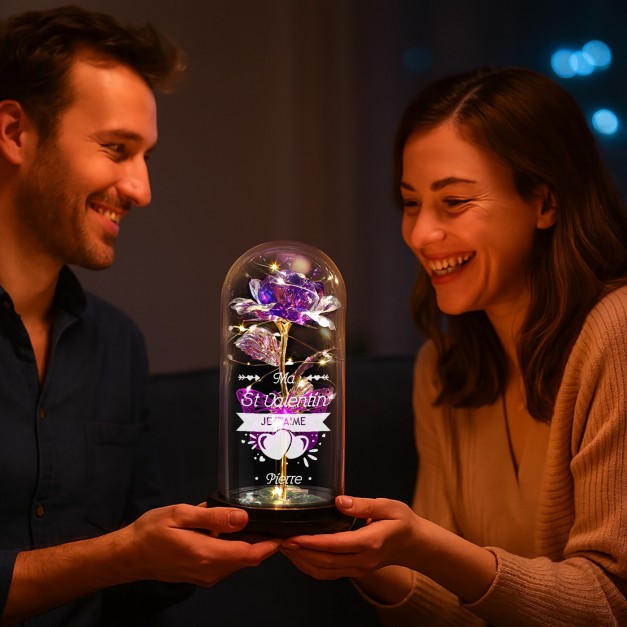 Rose éternelle violette personnalisée sous cloche en verre avec lumière LED pour une fiancée pour la Saint-Valentin