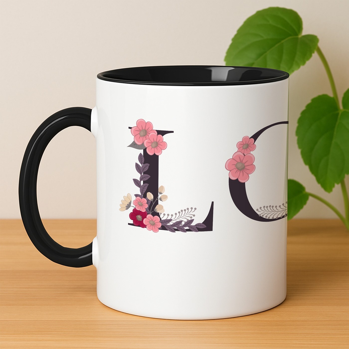 Tasse en céramique blanche et fond noir avec personnalisation pour une femme pour la Saint-Valentin