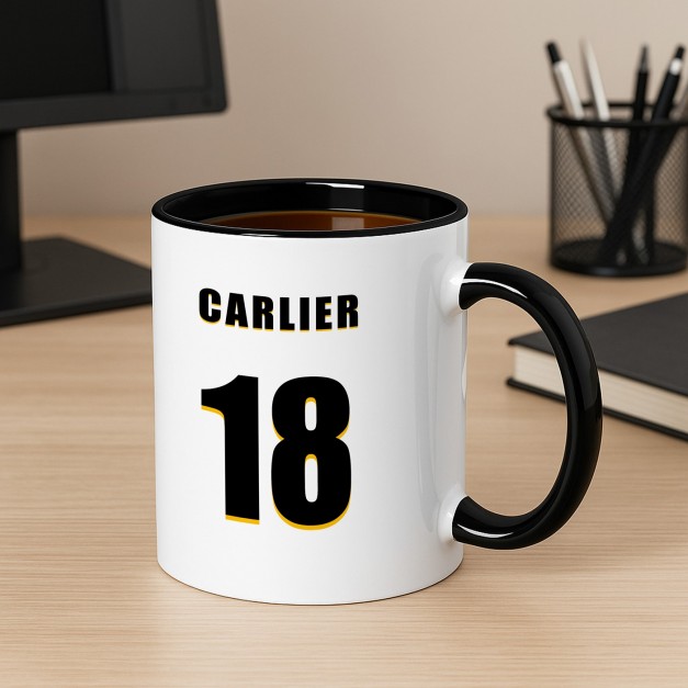 Tasse en céramique blanche et fond noir avec personnalisation pour le 18e anniversaire d'un fan de football