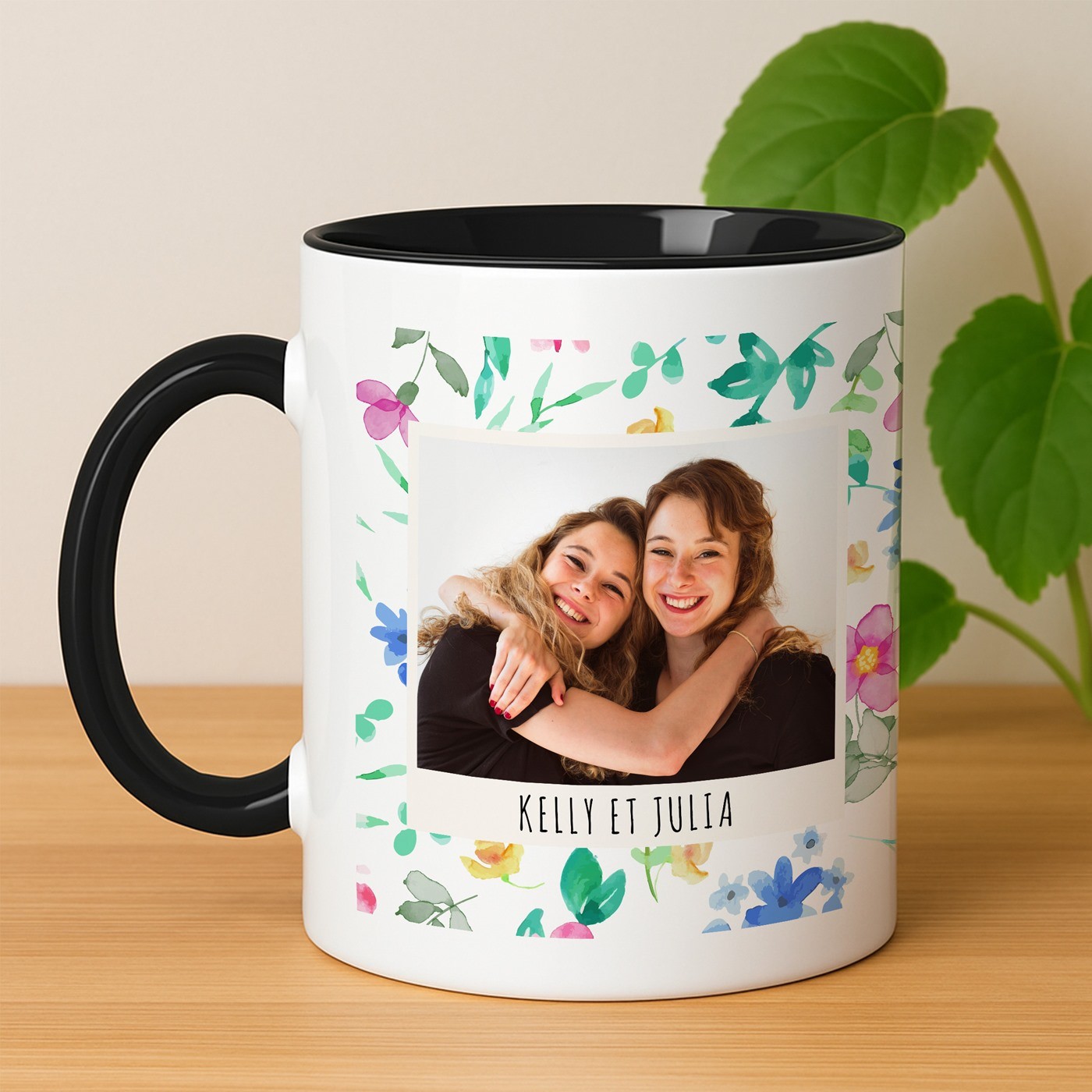 Tasse en céramique blanche et fond noir avec personnalisation avec photo pour des meilleures amies