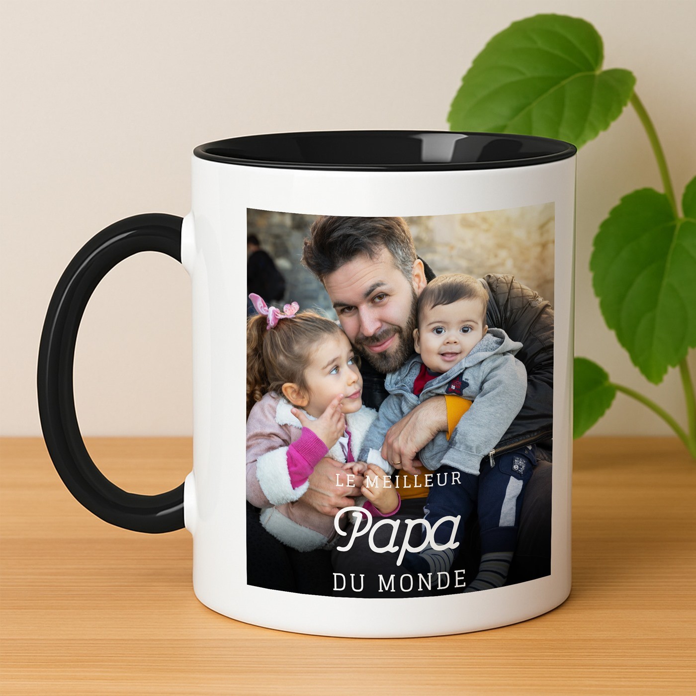 Tasse en céramique blanche et fond noir avec personnalisation avec photo pour la fête des pères