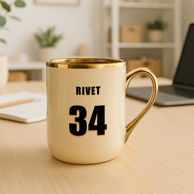Tasse en céramique beige personnalisée avec bord et anse dorés avec impression pour l'anniversaire d'un entraîneur