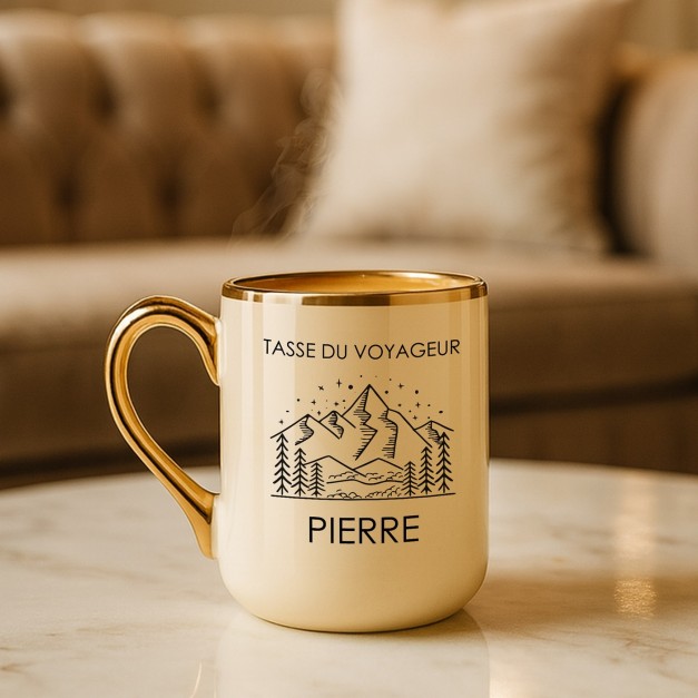 Tasse en céramique beige personnalisée avec bord et anse dorés avec impression pour l'anniversaire d'un tonton voyageur