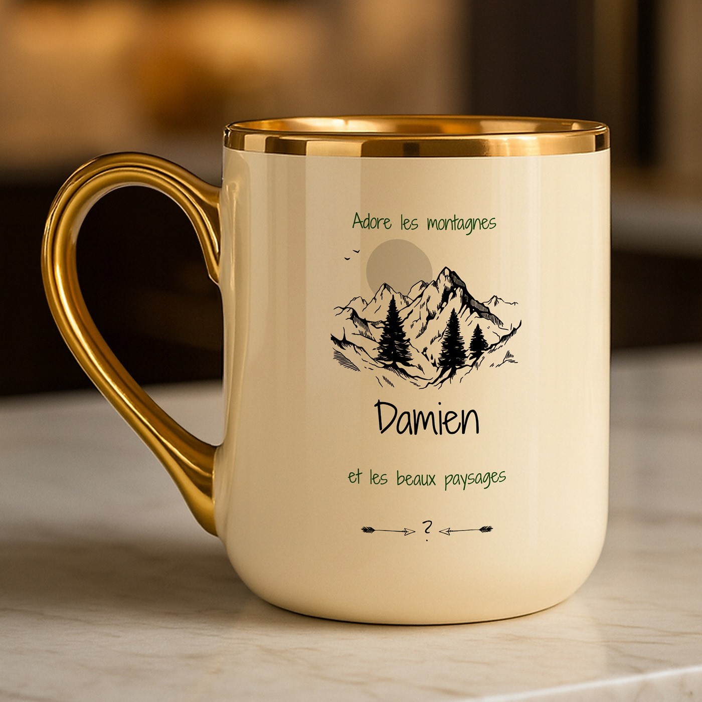 Tasse en céramique beige avec bord et anse dorés avec personnalisation pour l'anniversaire d'un passionné des montagnes