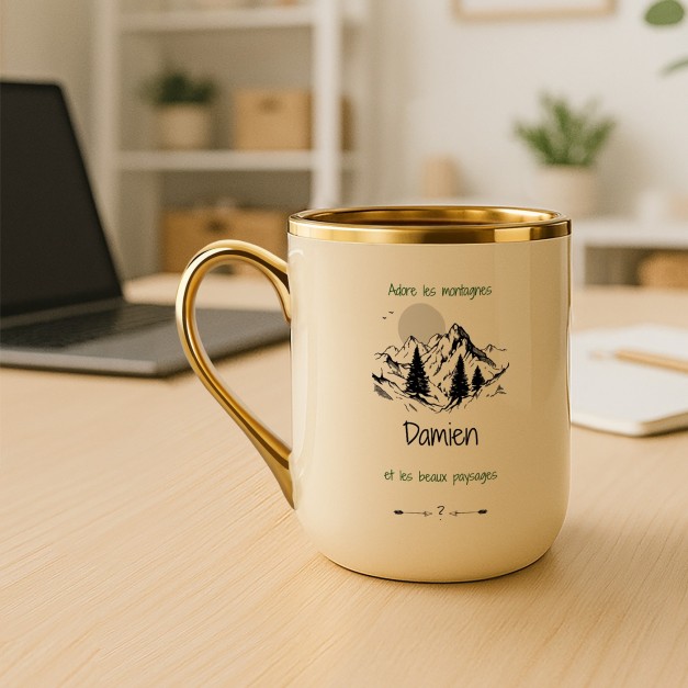 Tasse en céramique beige avec bord et anse dorés avec personnalisation pour l'anniversaire d'un passionné des montagnes
