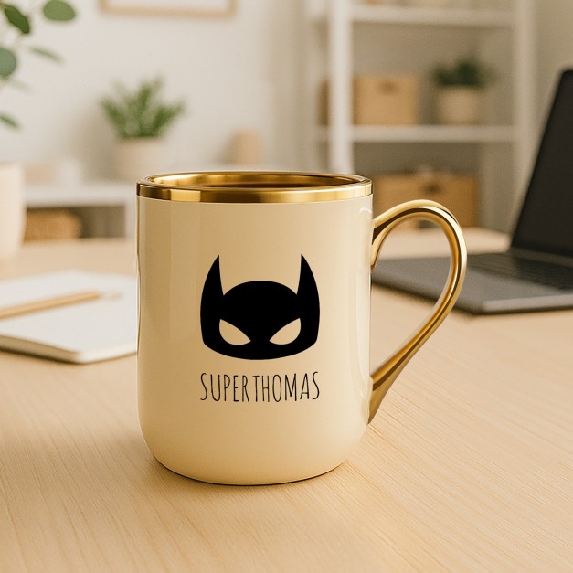 Tasse en céramique beige avec bord et anse dorés avec personnalisation pour l'anniversaire d'un homme