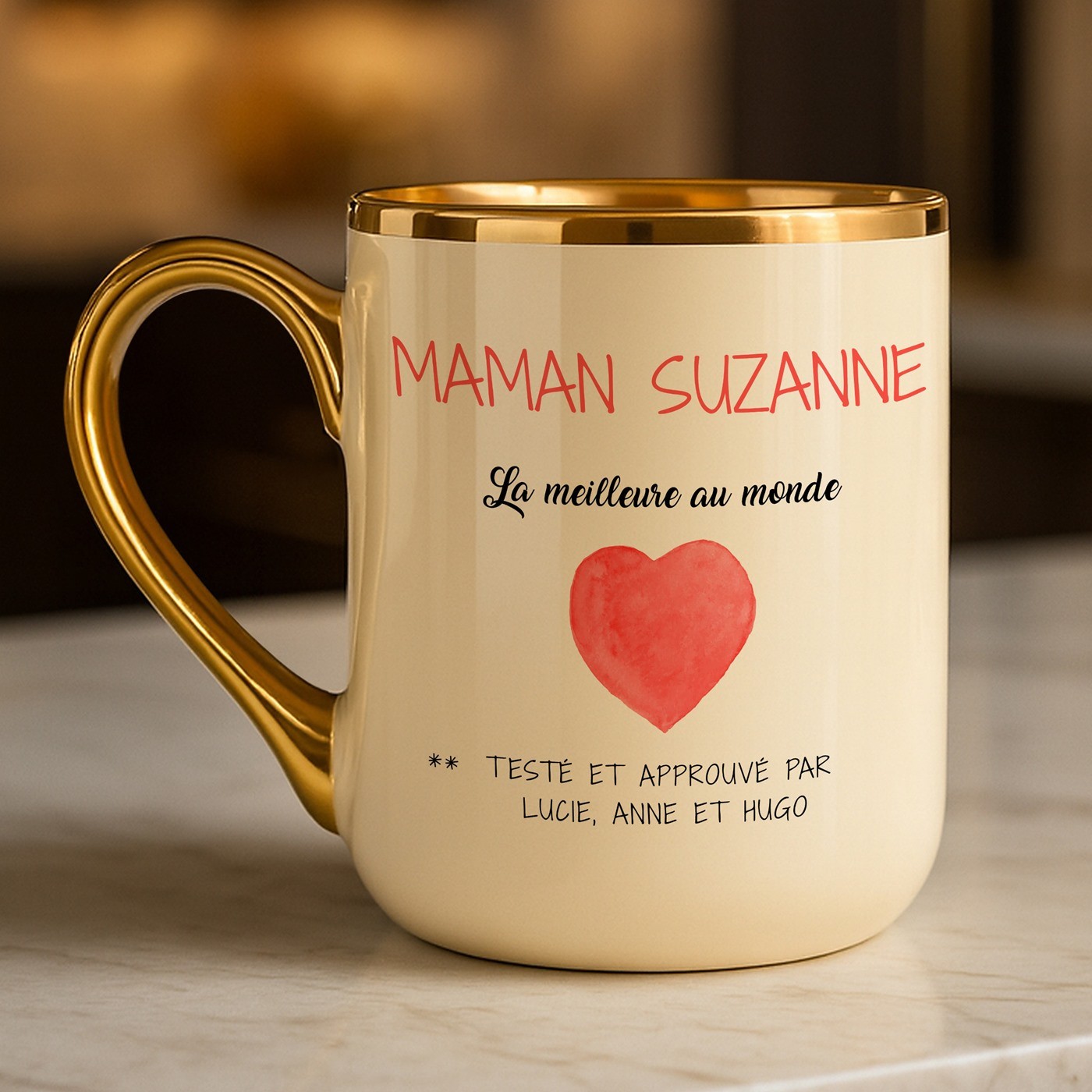 Tasse en céramique beige avec bord et anse dorés avec personnalisation pour la fête des mères